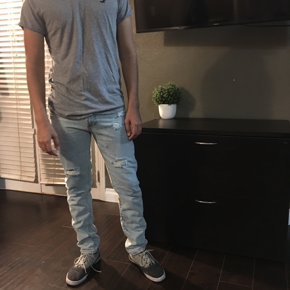 Men’s distressed light blue jeans